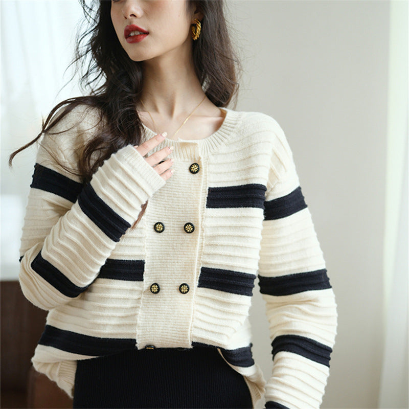 Dame cardigan med dekorative knapper og stribet design Stilla