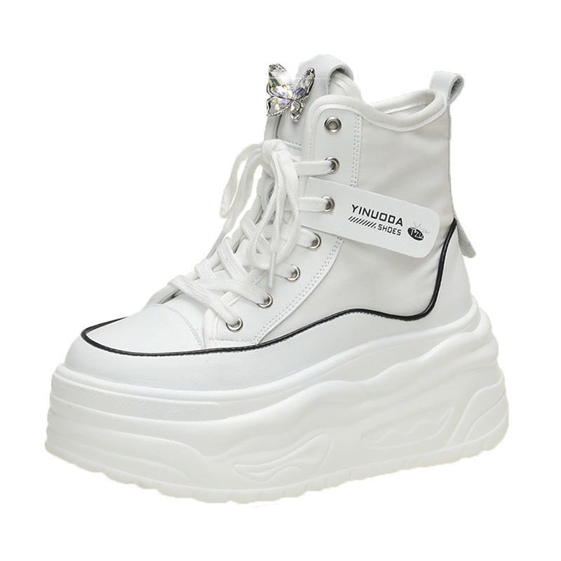 Dame højemodede plateau-sneakers med stilfuldt snøre-design og iøjnefaldende anhænger Stilla