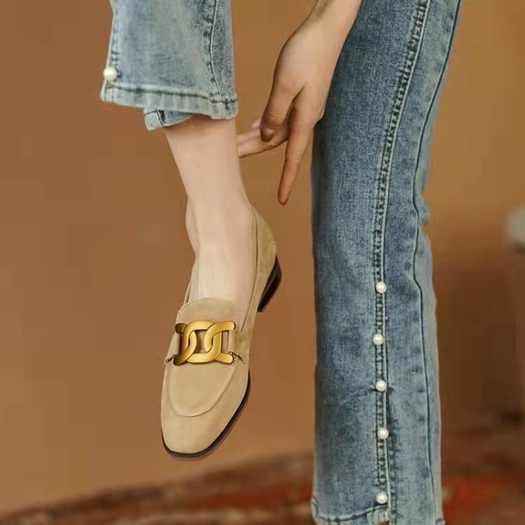 Femme elegant ruskinds slippers med dekorativ metal accent Stilla