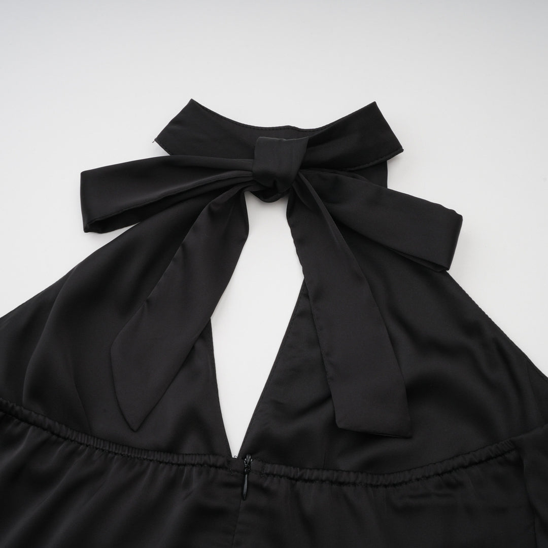 Dame aftenkjole med raffineret halterneck og flatterende kant Stilla