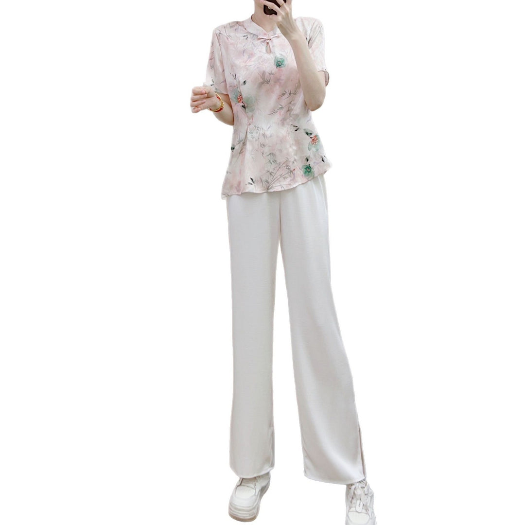 Dame bluse-bukse-sæt med floralt design og elegante detaljer Stilla