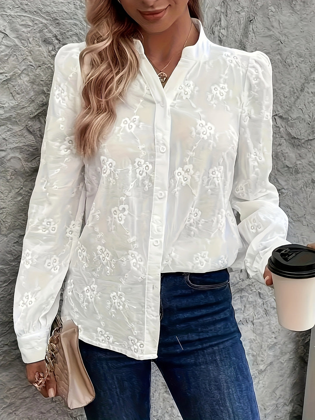 Dame Bluse med floral broderi og elegante pufærmer Stilla