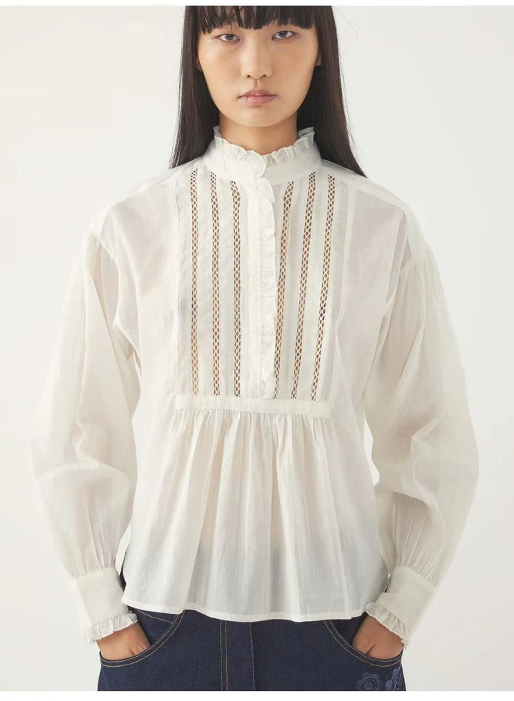 Damebluse med fine volants detaljer og elegante broderier Stilla