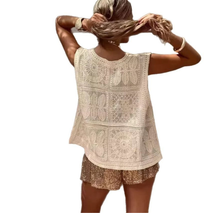 Dame elegant spidsbluse med knapdetaljer og feminin silhuet Stilla