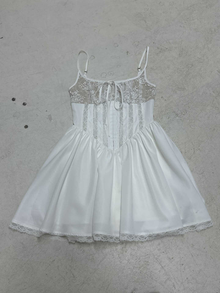 Dame let sommerkjole med romantisk spidsoverdel og svajende skirt Skovae