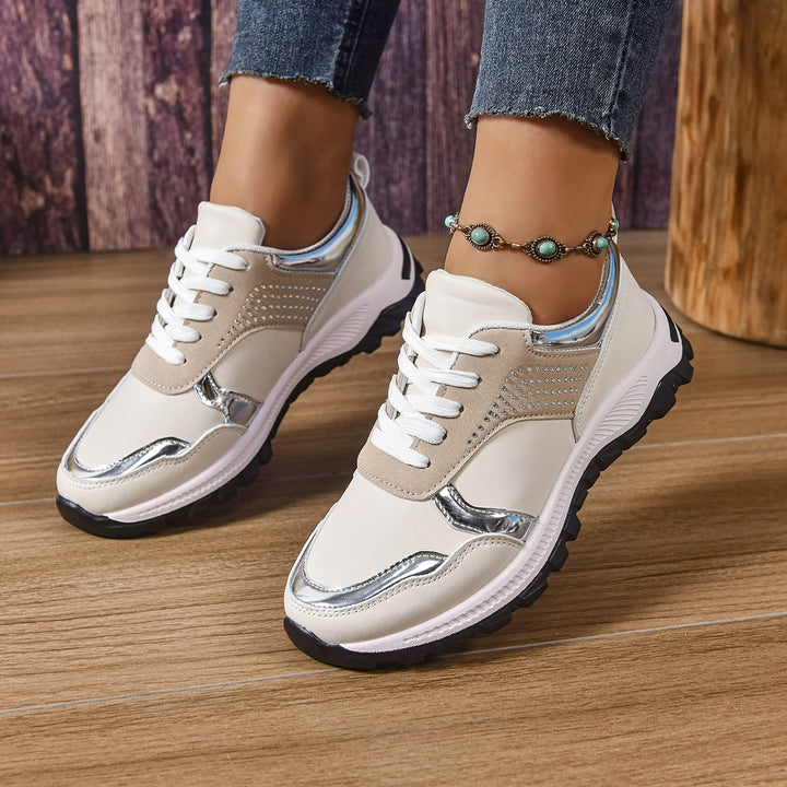 Dame Sporty Sneakers med moderigtigt metallic-detalje og åndbar overfladeteknologi Stilla
