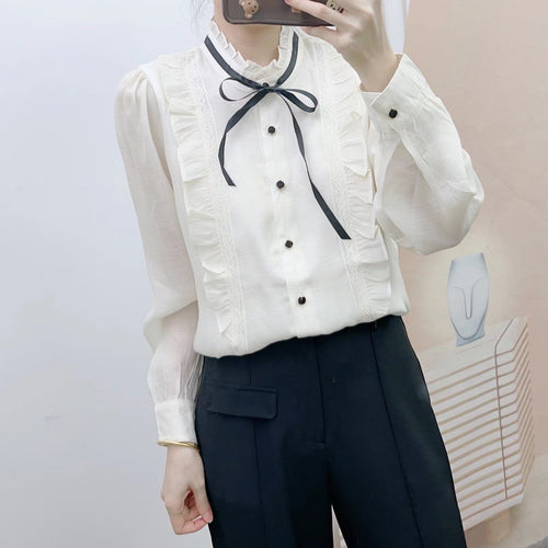 Damer elegant bluse med raffinerede flæser og dekorative knapdetaljer Stilla
