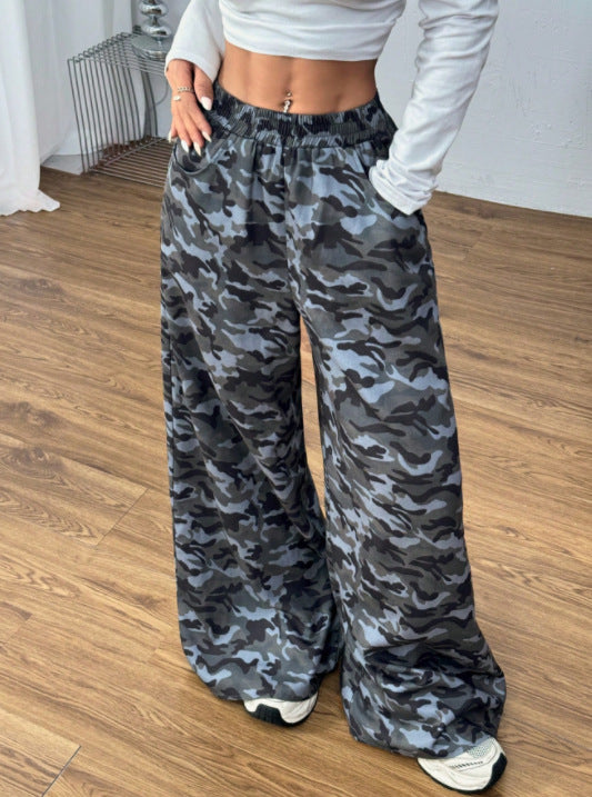 Kvindernes brede cargo bukser med moderne camouflageprint Stilla