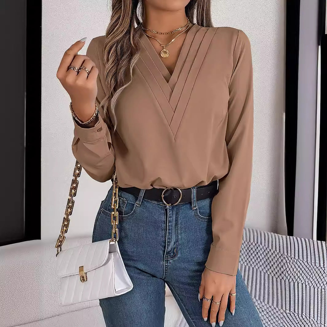 Damebluse med V-hals og elegante folder Stilla