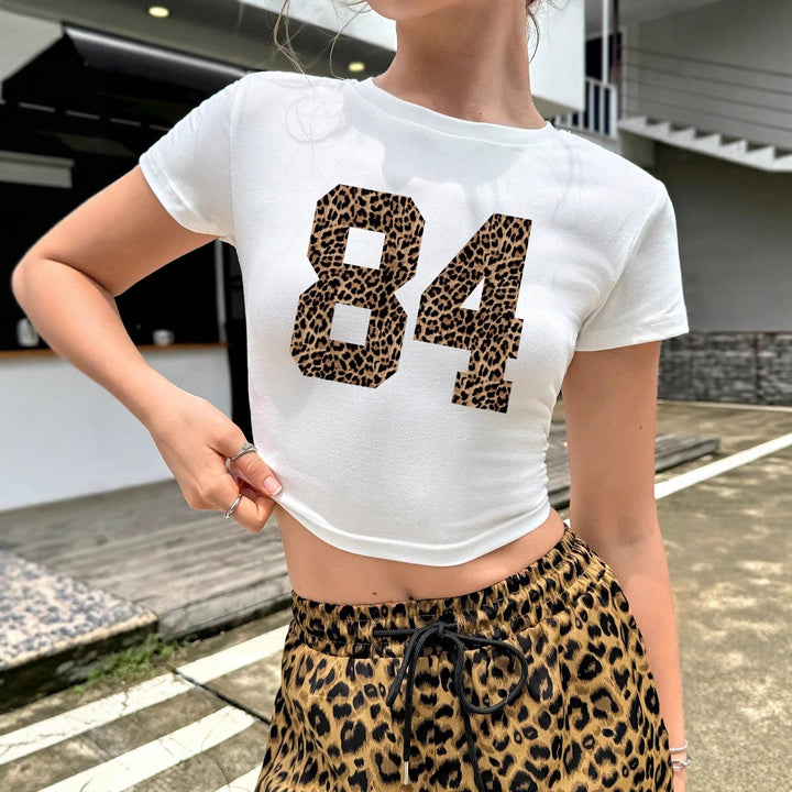 Dame Cropped T-Shirt med dyreprint og sporty vibe Skovae