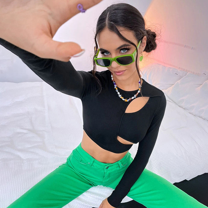Kvinders crop top med asymmetrisk udskæringsdesign og fashionable lange ærmer Stilla