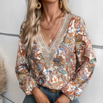 Damebluse med elegant paisley-mønster og V-udskæring Stilla