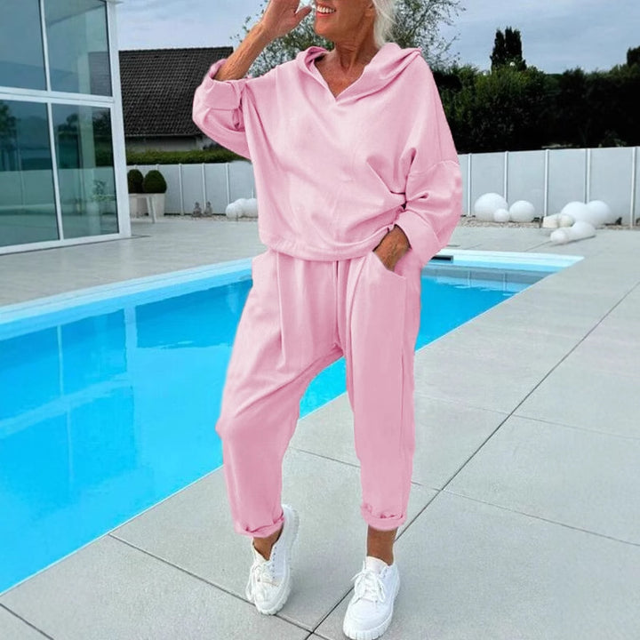 Dame afslappet sweat-outfit med hætte og praktiske lommer Stilla