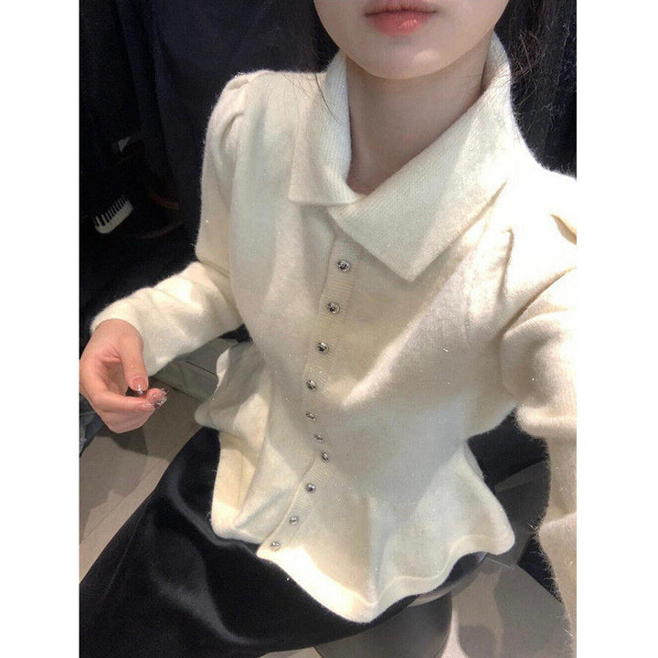 Kvinders peplum-top lavet af blødt strik med elegante knapper Stilla