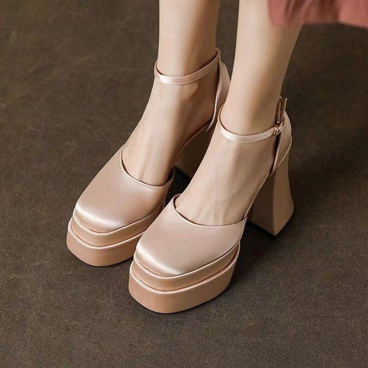 Dame Plateau-High Heels med elegant ankelrem og raffineret design Stilla