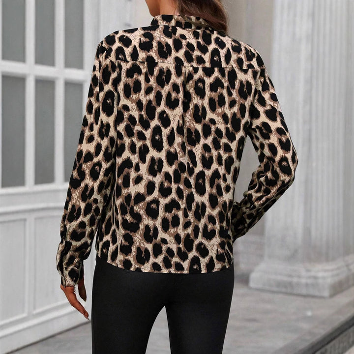 Dame skjorte i elegant leopardmønster med moderne krave Stilla