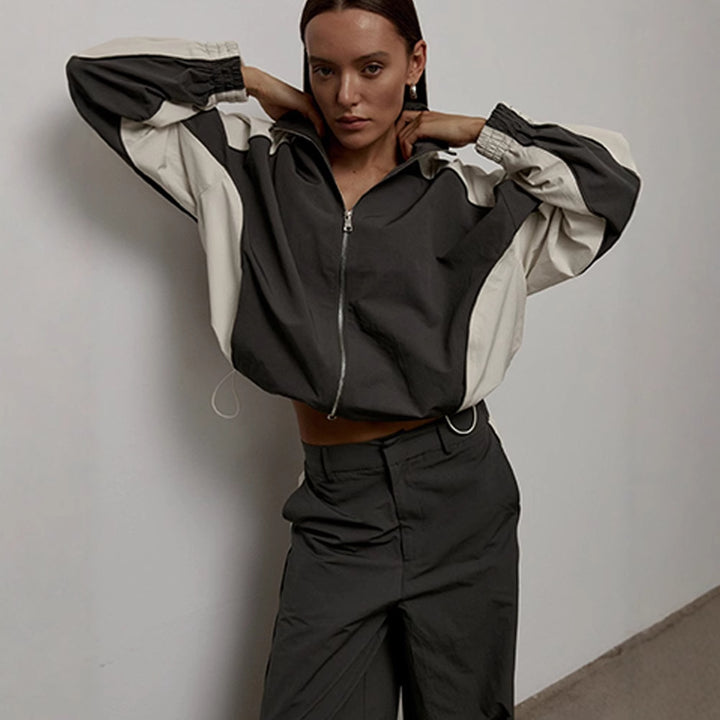 Kvindernes sporty oversized jakke med høj krave og lynlås Skovae