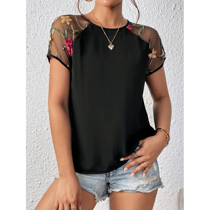Damebluse med transparente spidsermer og florale detaljer Skovae
