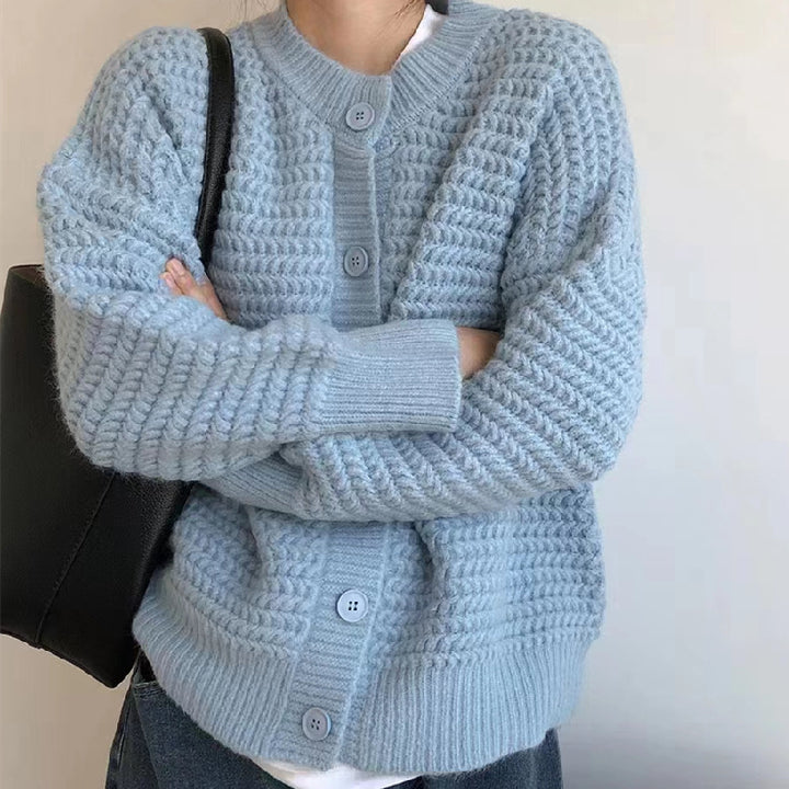 Dame Cozy Cardigan med indviklet kabelmønster og store knapper Stilla