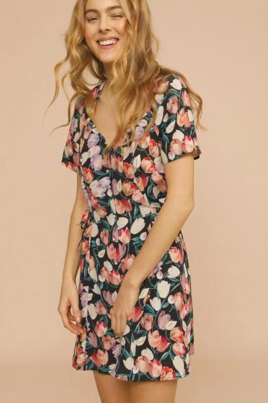 Dame omslagskjole i floral design med fashionable flæse detaljer Stilla