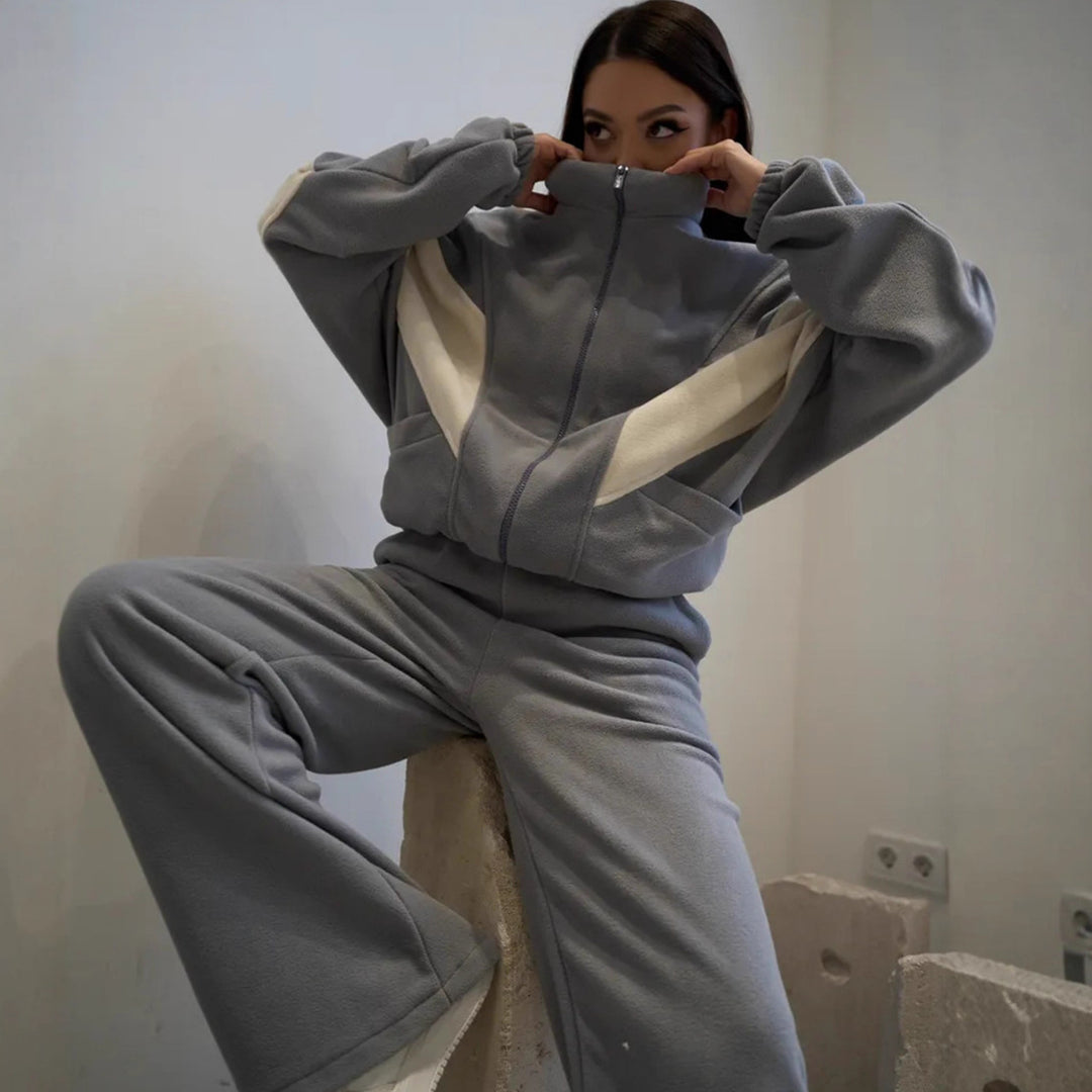 Kvinders afslappede fleece tracksuit med høj stående krave og praktiske lommer