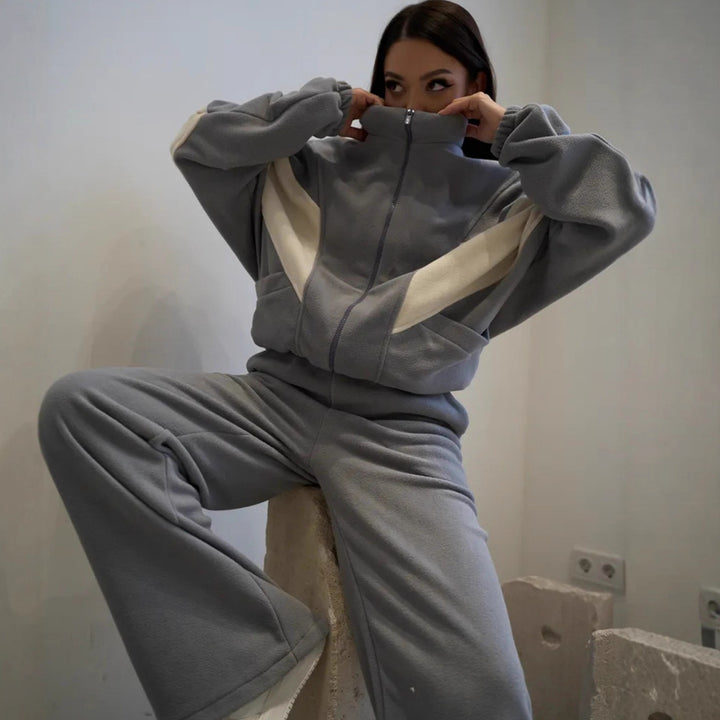 Kvinders afslappede fleece tracksuit med høj stående krave og praktiske lommer