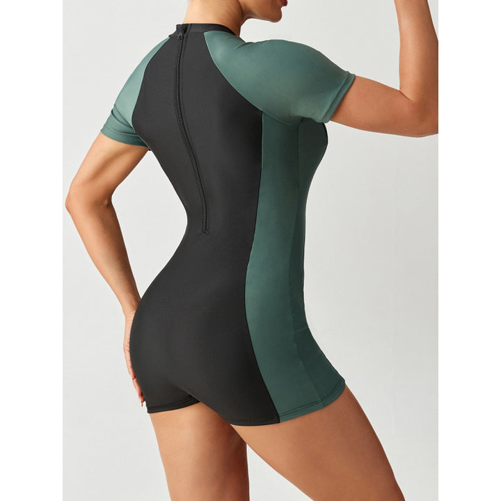 Dame svømmedragt med kort arm og figursyet snit Skovae