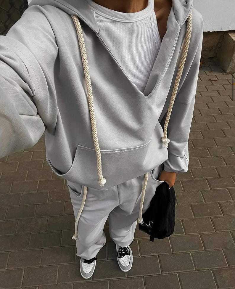 Kvinders casual jumpsuit med dyb V-hals og praktiske lommer