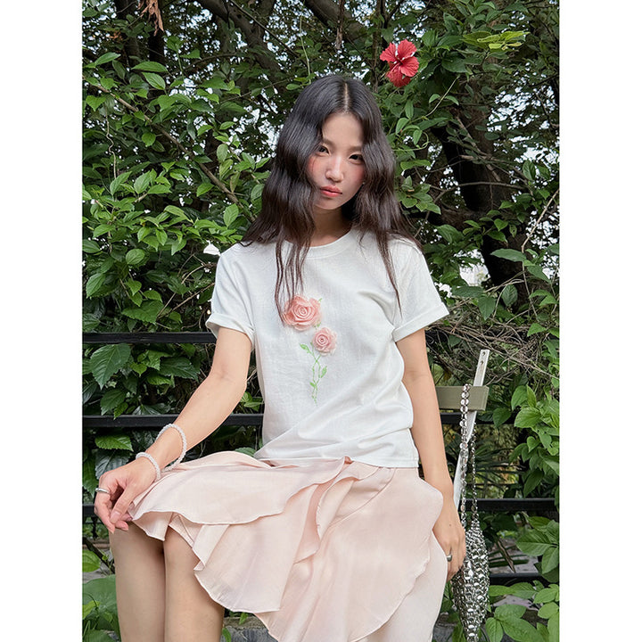 Dame T-shirt med blomster broderi og feminin silhuet Stilla