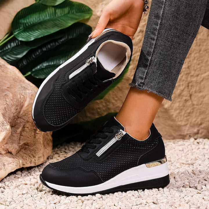 Dame Sporty sneakers model med åndbart overmateriale og båndaccent Stilla