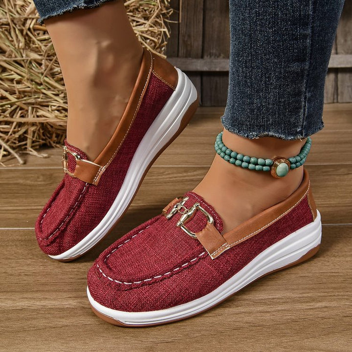Dame Slip-On Clogs med moderne ternet mønster og elegant spænde-detalje Stilla