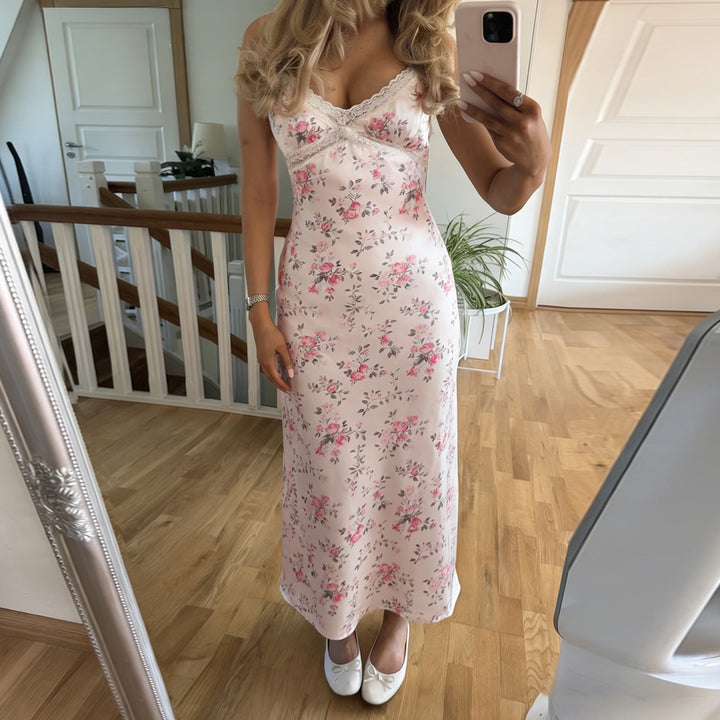 Dame natkjole med floralt design og delikate spaghetti-stropper Skovae