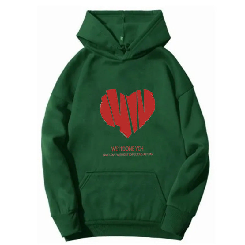 Kvinders hættetrøje med kreativt hjerte design og stilfuld lettering Skovae