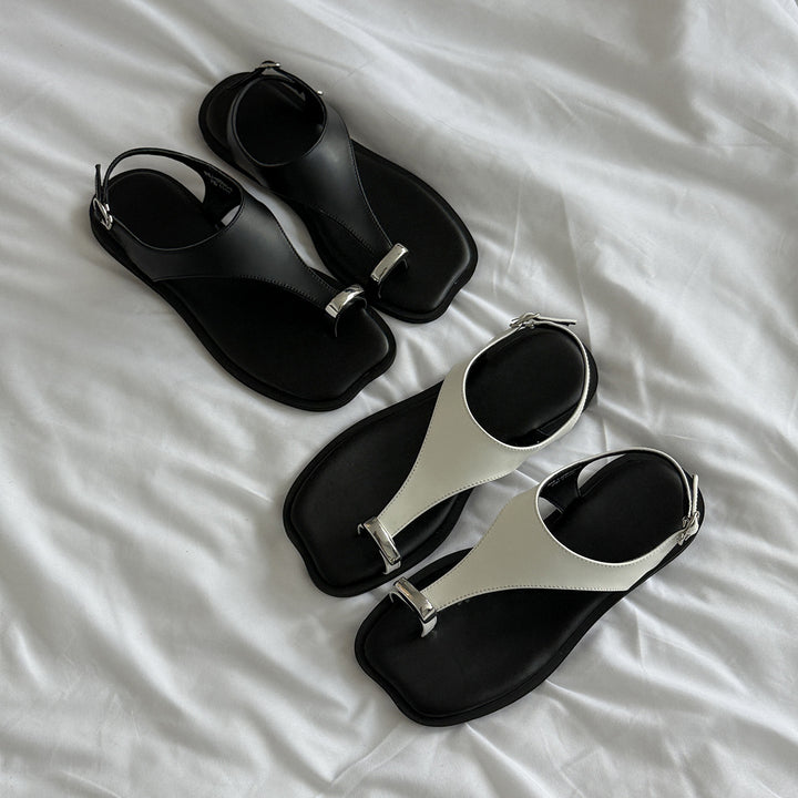 Femme Sleek T-Riemen Slide Sandaler med metallisk spænde Stilla