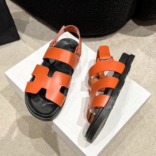 Dame sandaler med moderigtigt rem-design og ergonomisk fodseng Stilla