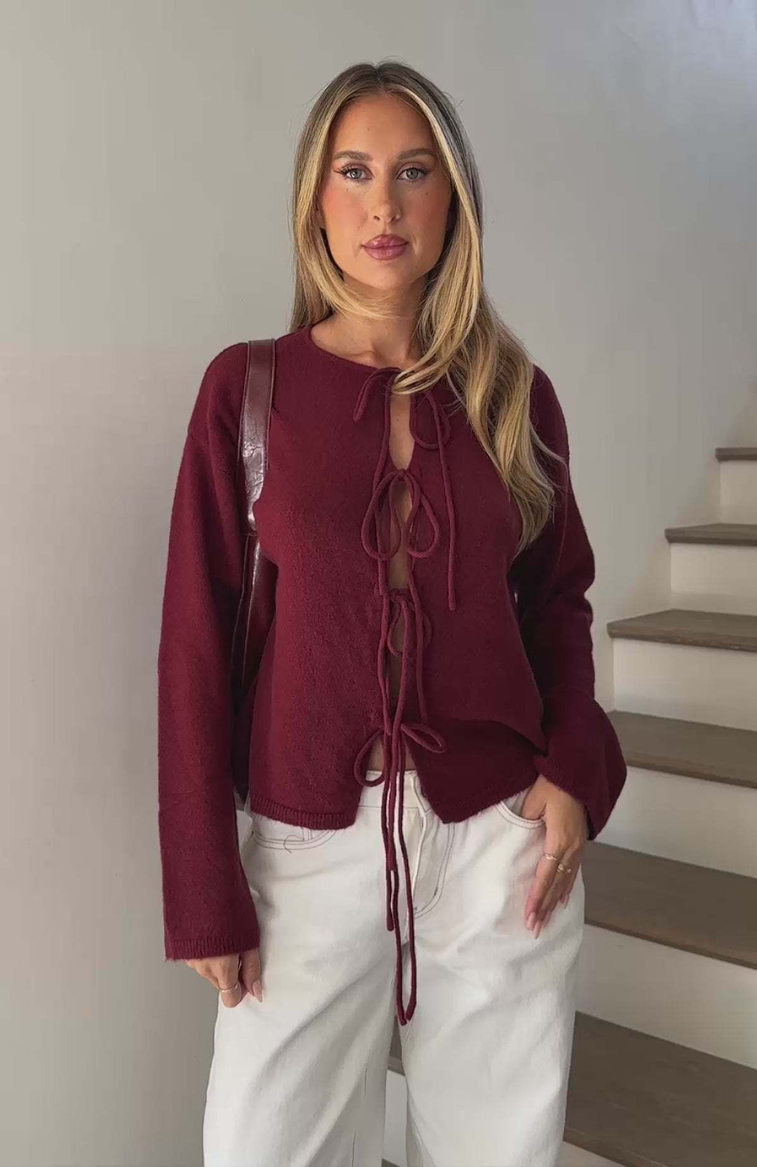 Damer mode cardigan med innovativ snøredesign og oversized ærmer Stilla