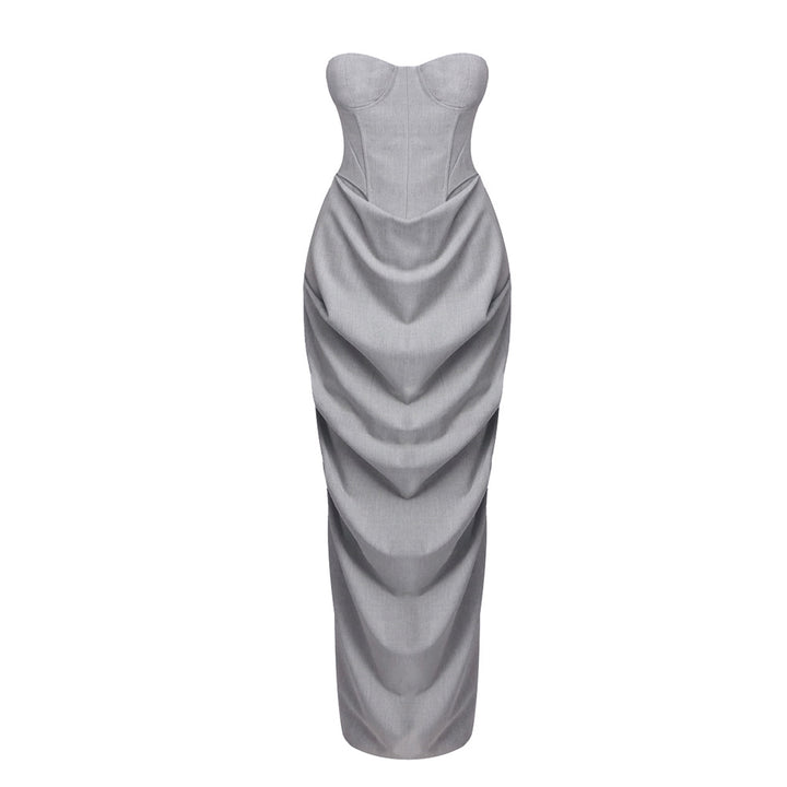 Dame tætsiddende aftenkjole med raffineret draperingsdesign Skovae