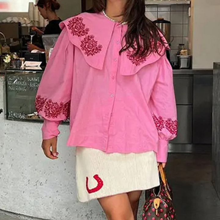 Damebluse med pragtfulde flæsedetaljer og blomstret broderidesign Stilla