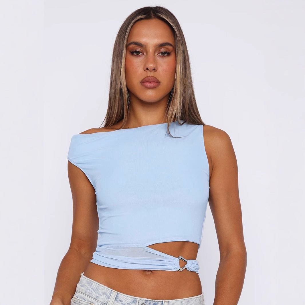 Dame crop-top med asymmetrisk snit og dekorativ ringdetalje Skovae