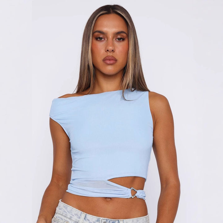Dame crop-top med asymmetrisk snit og dekorativ ringdetalje Skovae