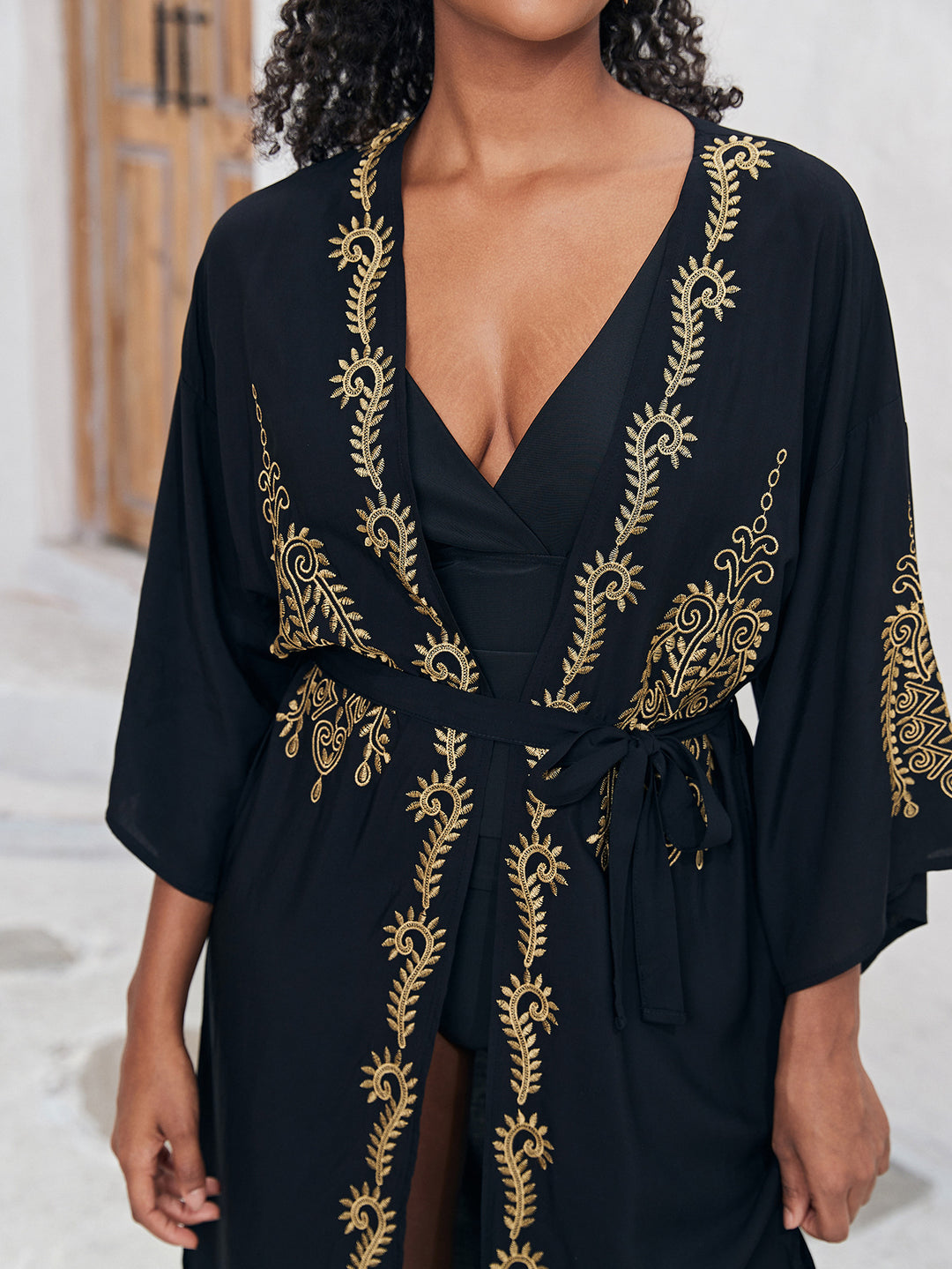 Dame kaftan med kunstneriske gyldne dekorationer og sidelig splitt Stilla