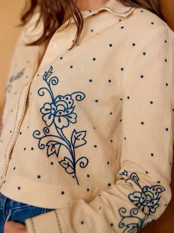 Dame broderet bluse med fine detaljer Stilla