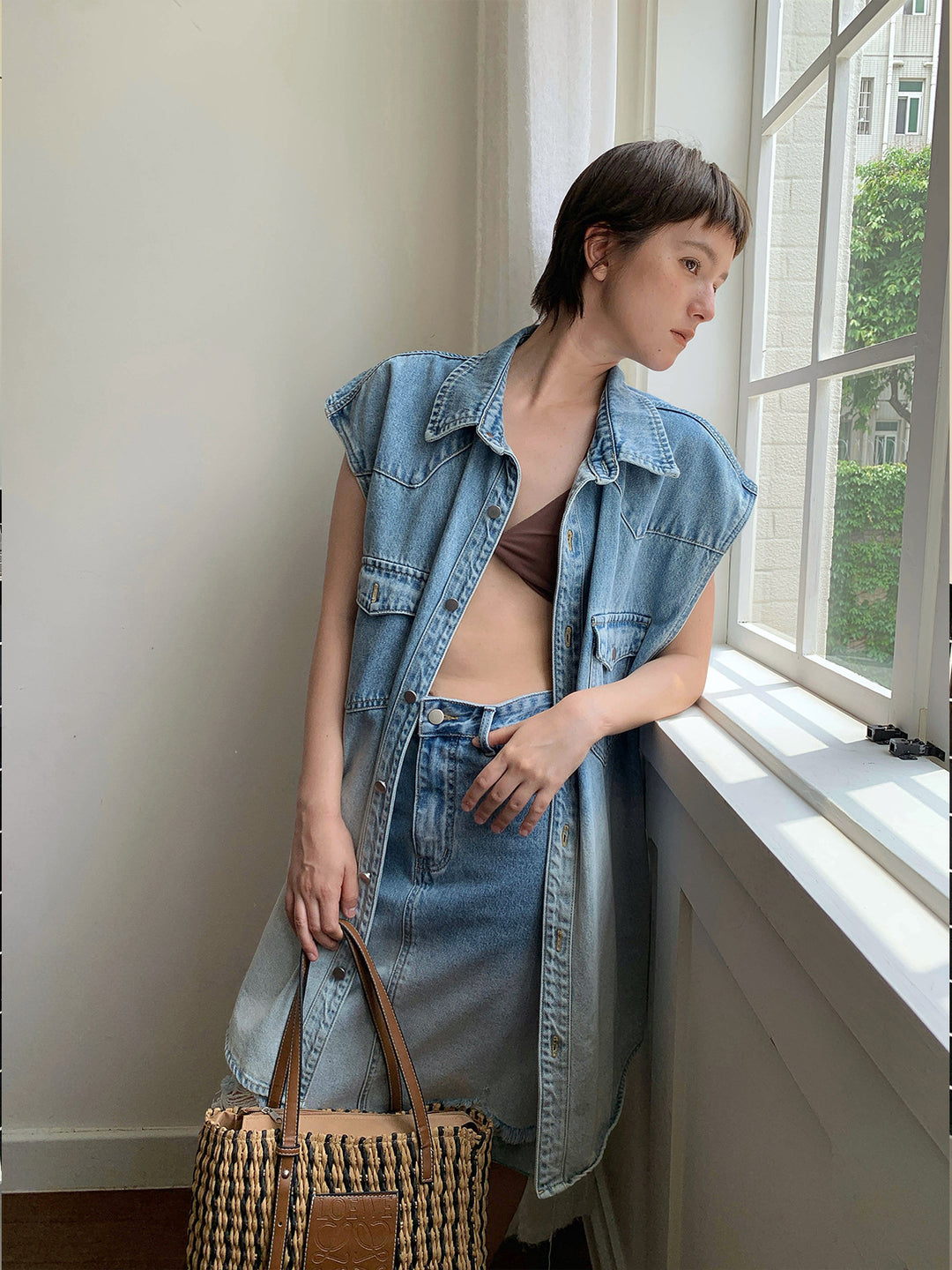 Dame Oversized Denimjakke med ærmeløst design og stilfuld frynseafslutning Stilla