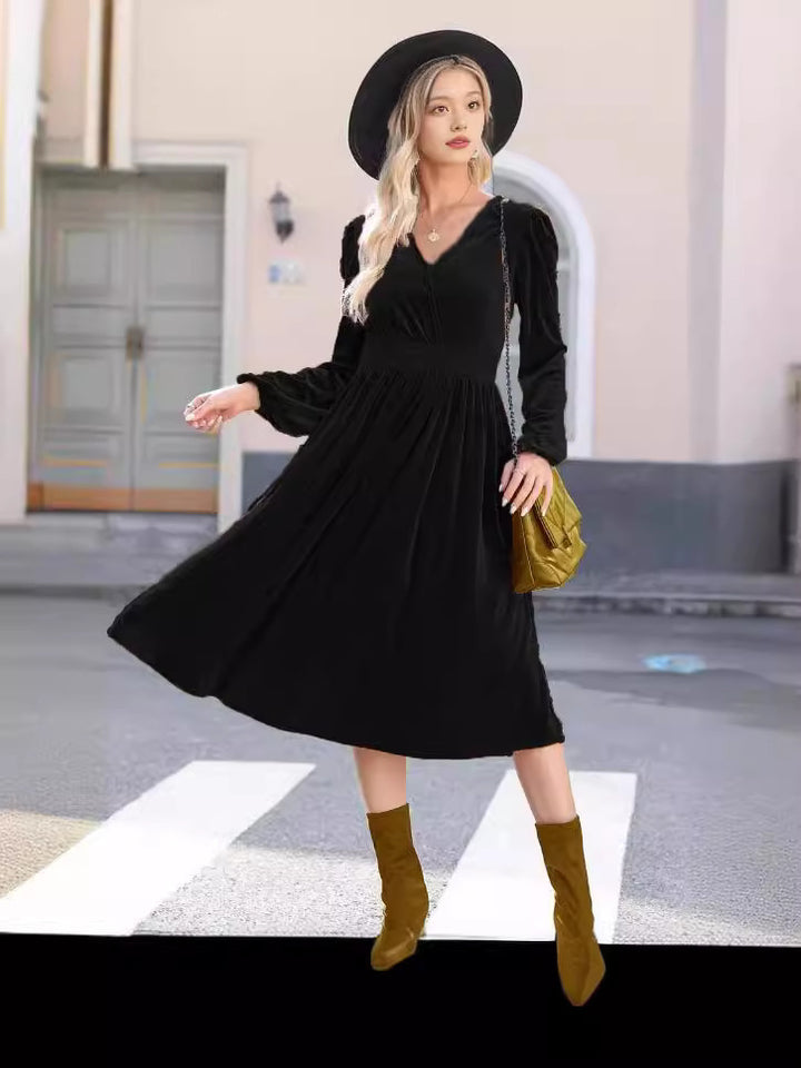 Dame Fløjls-Midi-Kjole med V-udskæring og elegant rynke design Stiila