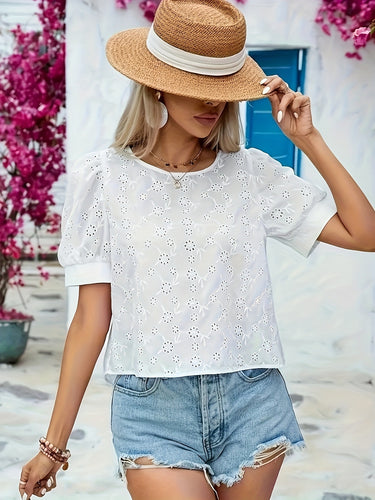 Damebluse med blomster hulmønster og puffærmer Stilla