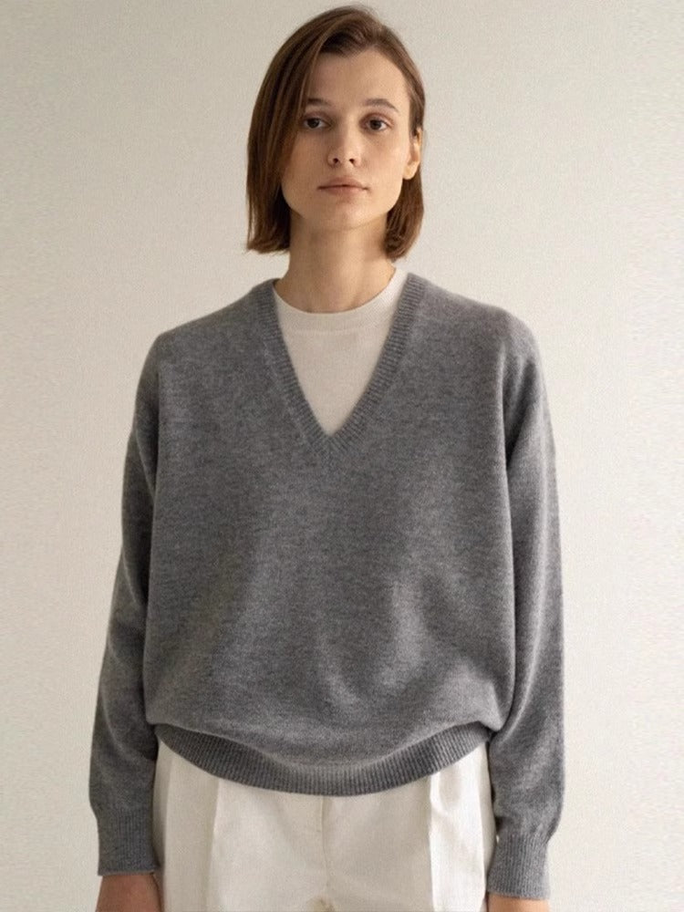 Kvinders afslappede V-hals sweater lavet af blødt materiale Stilla
