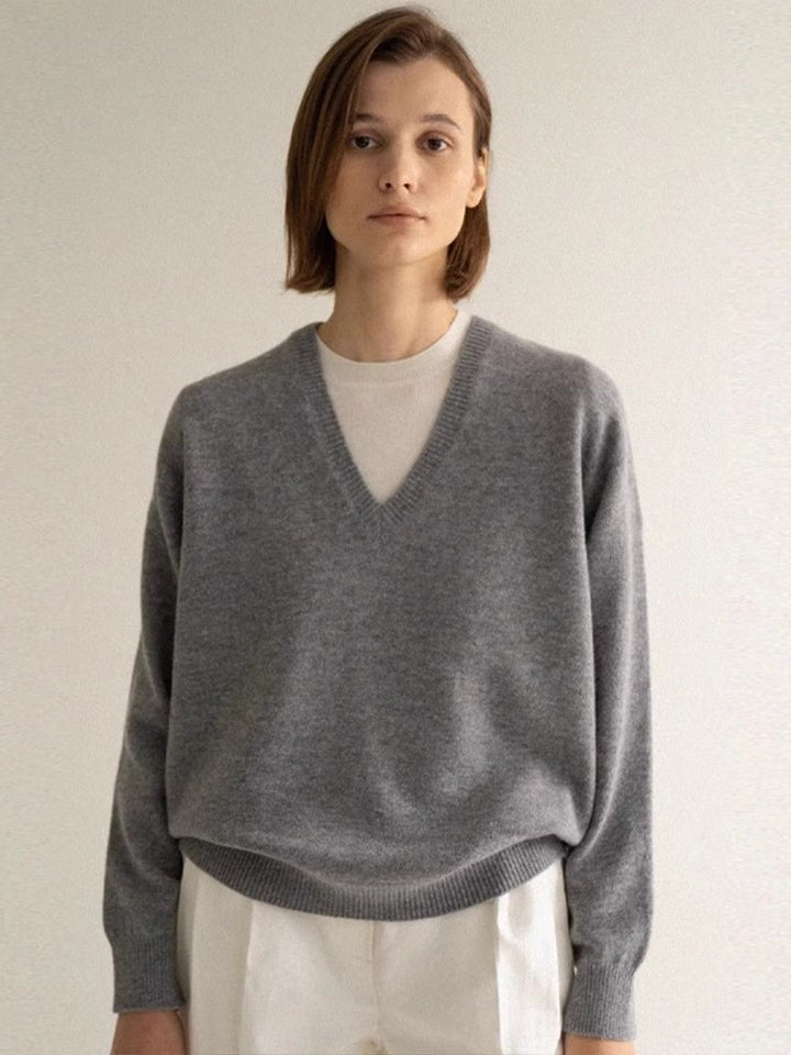 Kvinders afslappede V-hals sweater lavet af blødt materiale Stilla