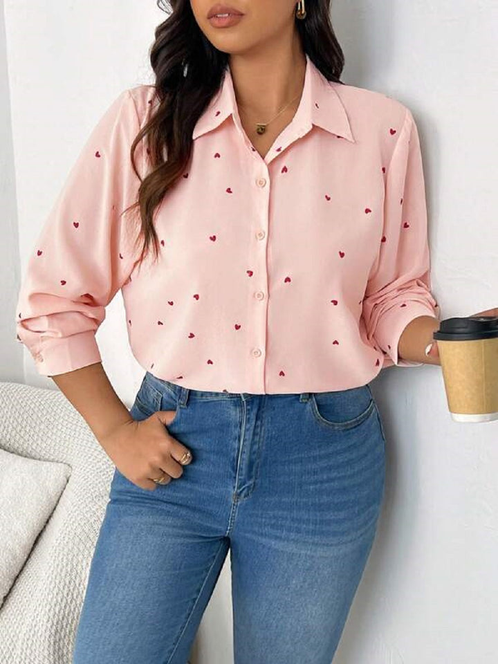 Damebluse med hjerte-design og elegant knaplukning Stilla