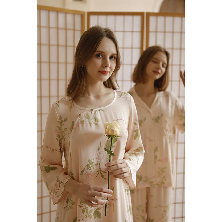Dame pyjamasæt i blødt, åndbart materiale med blomsterdesign Stilla