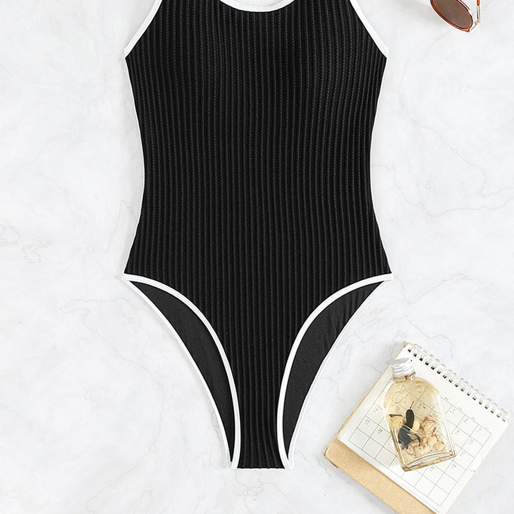 Damer en-delt badedragt med struktureret rib-design og elegante kontraster Skovae